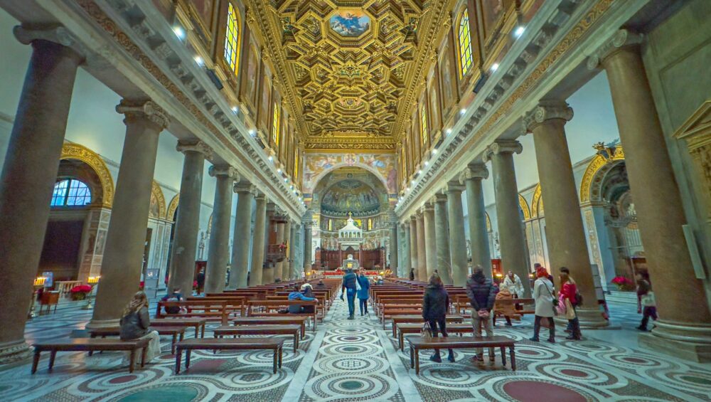 Vista de la Basilica Santa Maria en Trastevere en Roma, con los mosaicos bizantinos, el campanario del siglo XII, que datan de la epoca medieval.