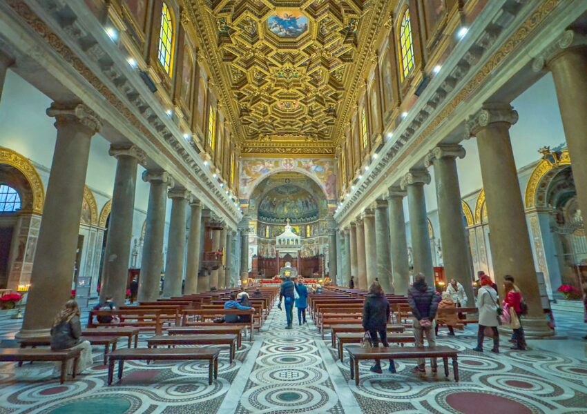 Vista de la Basilica Santa Maria en Trastevere en Roma, con los mosaicos bizantinos, el campanario del siglo XII, que datan de la epoca medieval.
