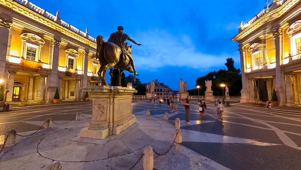 Vista de la plaza del Campidoglio en Roma, con los famosos museos Capitolinos y la estatua del emperador Marco Aurelio, diseñada por Michelangelo.