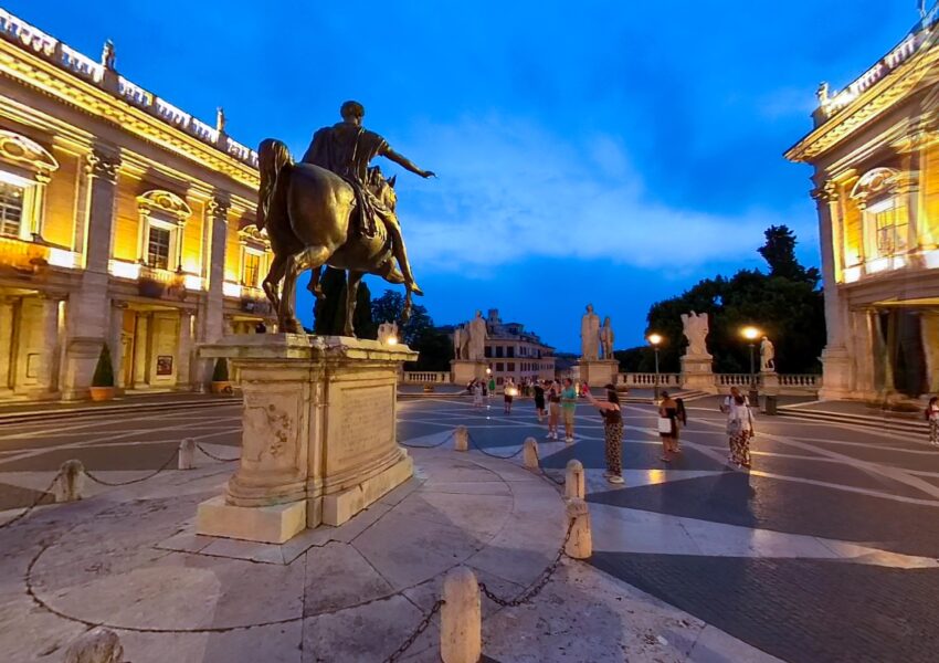 Vista de la plaza del Campidoglio en Roma, con los famosos museos Capitolinos y la estatua del emperador Marco Aurelio, diseñada por Michelangelo.