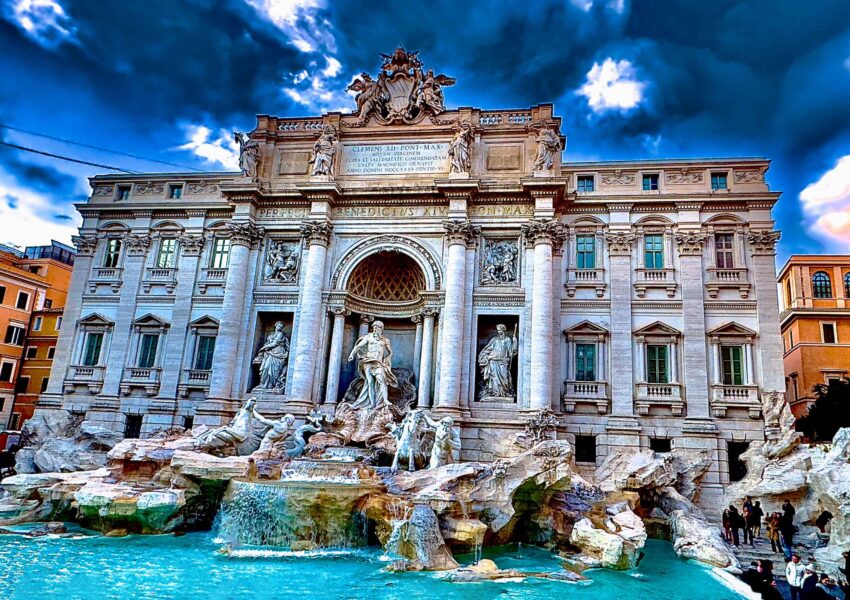 Fontana de Trevi en Roma, destino turistico popular y simbolo de la ciudad, diseñada por Nicola Salvi y Giuseppe Pannini.