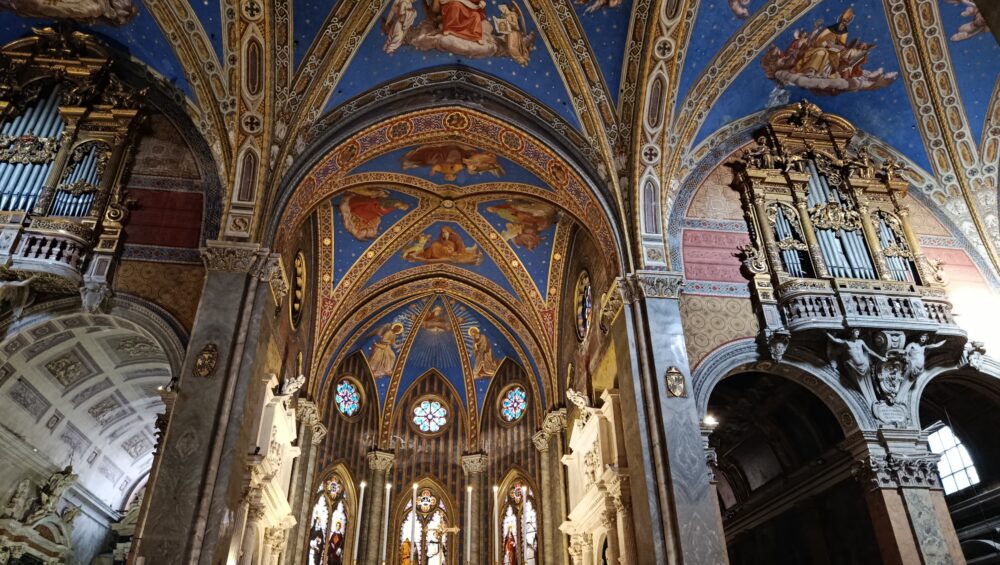 Vista de la Basilica Santa Maria Sopra Minerva en Roma, con la arquitectura gotica y la decoración interior barroca, con una historia que se remonta al siglo XIII.