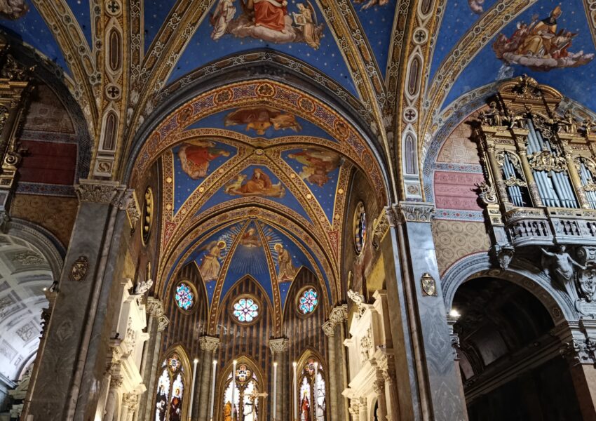 Vista de la Basilica Santa Maria Sopra Minerva en Roma, con la arquitectura gotica y la decoración interior barroca, con una historia que se remonta al siglo XIII.