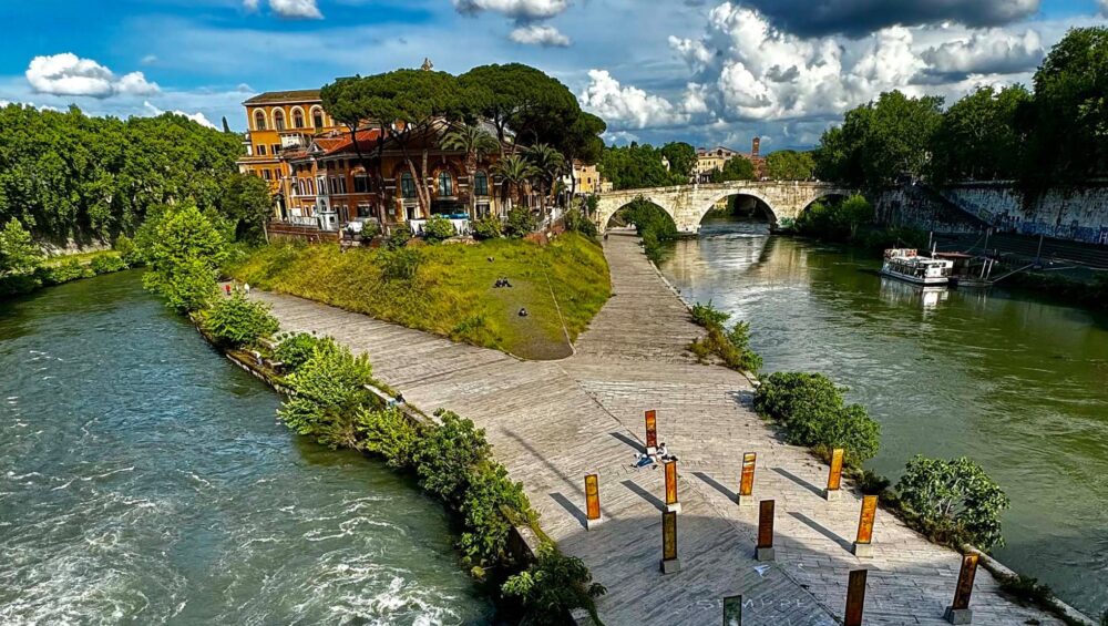 La Isla Tiberina, con su forma de barco y el puente que la conecta a la ciudad, un lugar histórico y emblematico del rio Tiber.