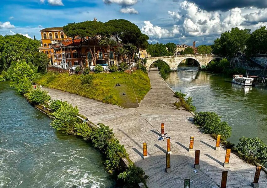 La Isla Tiberina, con su forma de barco y el puente que la conecta a la ciudad, un lugar histórico y emblematico del rio Tiber.