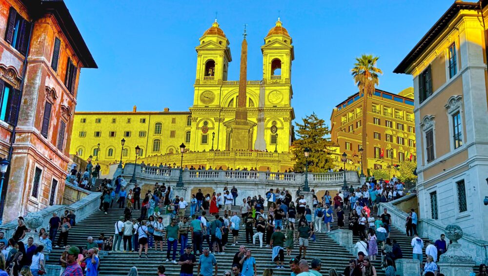 Plaza de España en Roma con la escalinata de la Trinità dei Monti y al centro la fuente de la Barcaccia de Pietro Bernini.