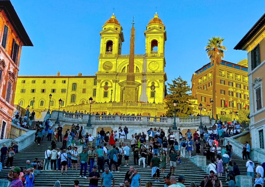 Plaza de España en Roma con la escalinata de la Trinità dei Monti y al centro la fuente de la Barcaccia de Pietro Bernini.