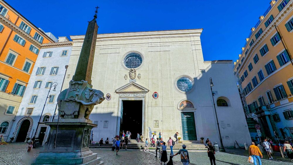 Plaza de la Minerva en Roma, con la fachada barroca de Santa Maria sobre Minerva y el elefante de Bernini en el Centro.