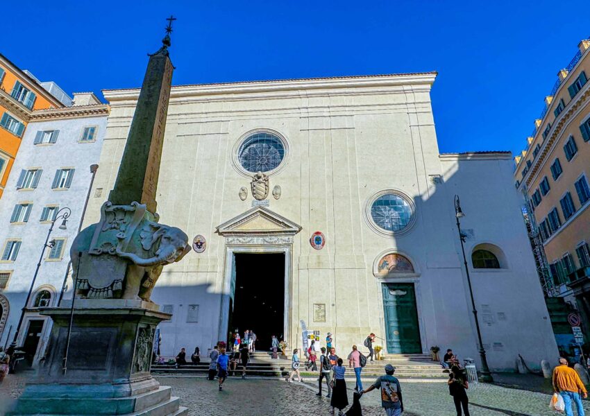 Plaza de la Minerva en Roma, con la fachada barroca de Santa Maria sobre Minerva y el elefante de Bernini en el Centro.
