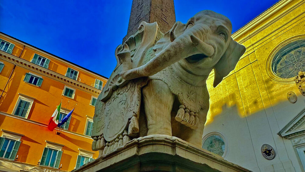 El pulcino de la Minerva, monumento curioso de Roma, diseñada por Bernini.
