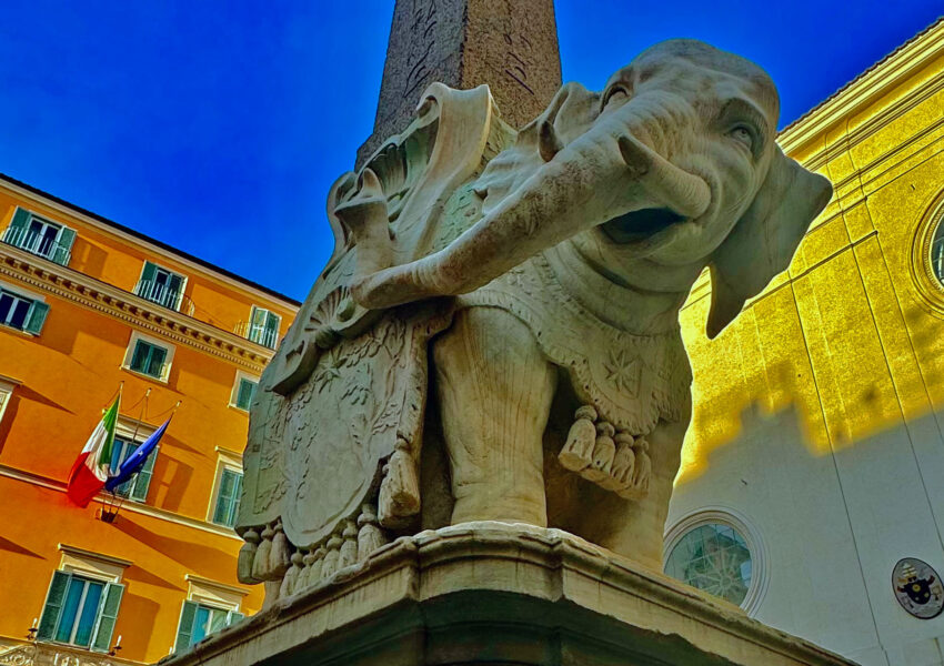 El pulcino de la Minerva, monumento curioso de Roma, diseñada por Bernini.