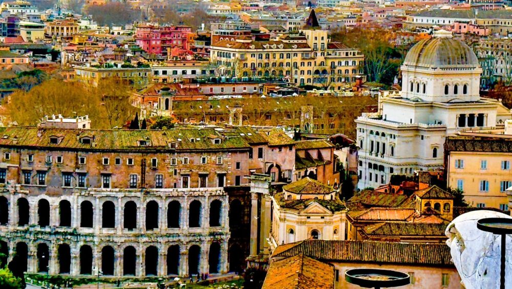 Vista panoramica de la Sinagoga del barrio judío al lado del teatro Marcelo.