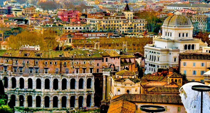 Vista panoramica de la Sinagoga del barrio judío al lado del teatro Marcelo.