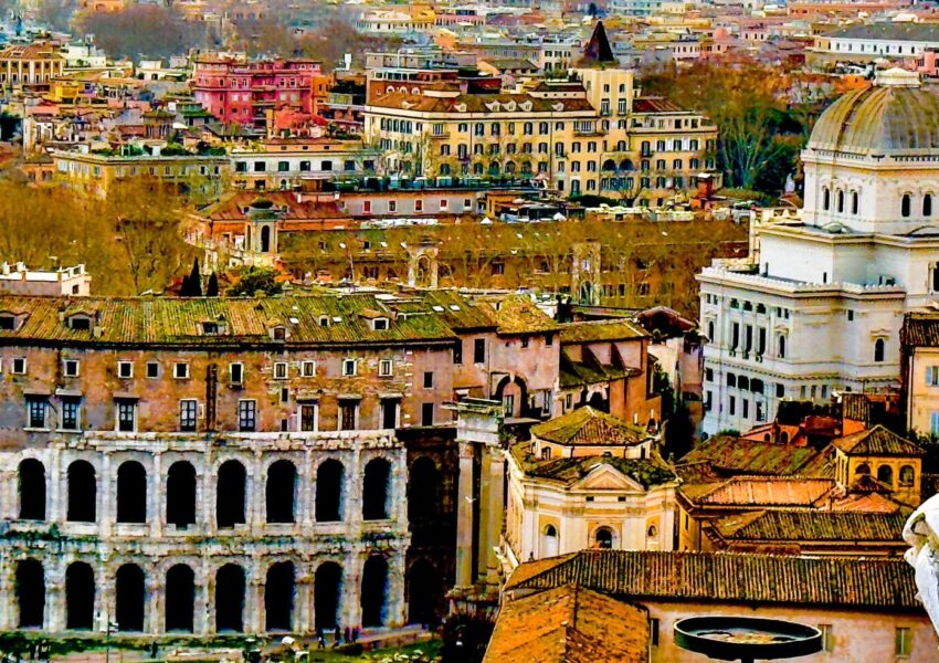 Vista panoramica de la Sinagoga del barrio judío al lado del teatro Marcelo.