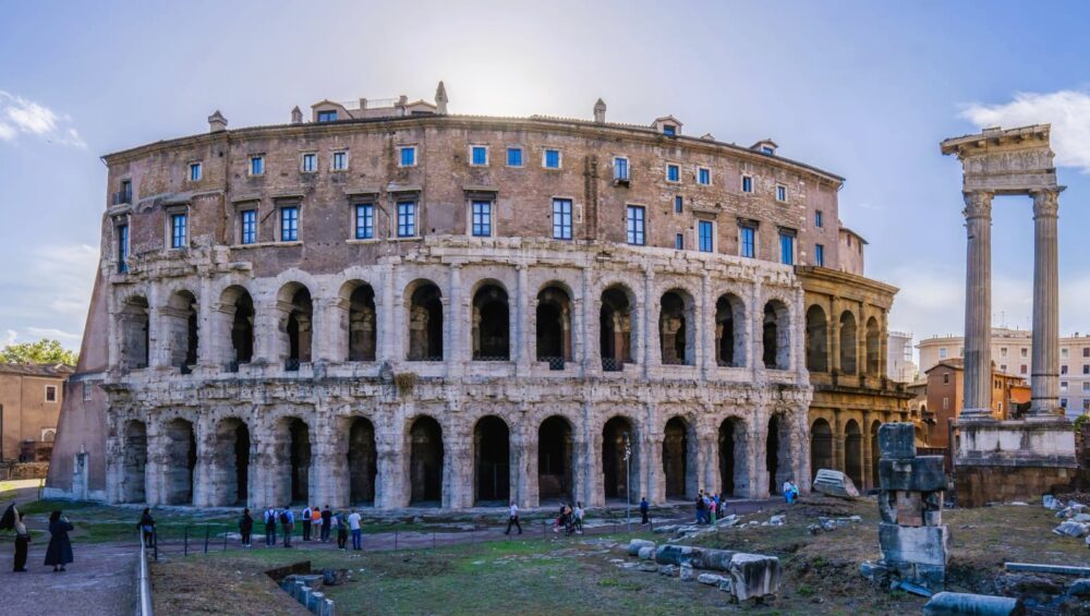 El Teatro de Marcelo, tesoro arquitectónico de Roma, antiguo teatro romano construido en el siglo I a.C. por Augusto.