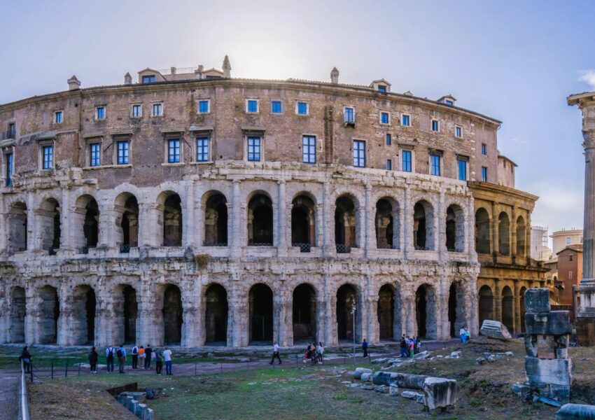 El Teatro de Marcelo, tesoro arquitectónico de Roma, antiguo teatro romano construido en el siglo I a.C. por Augusto.