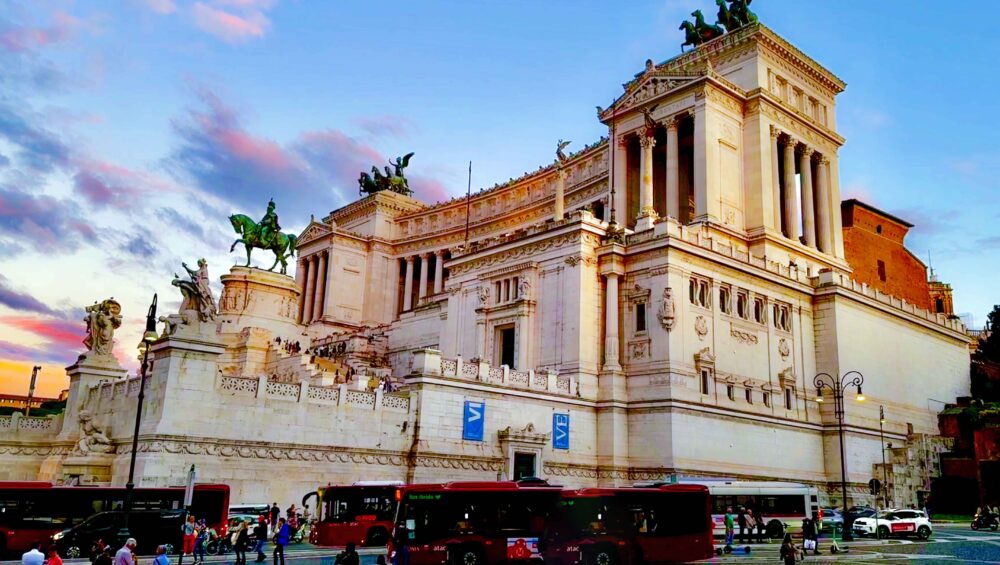 Vista del Altar de la Patria en Roma, monumento nacional en honor a Victor Manuel II y la unificación de Italia.