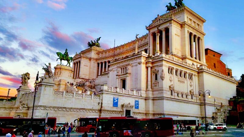 Vista del Altar de la Patria en Roma, monumento nacional en honor a Victor Manuel II y la unificación de Italia.