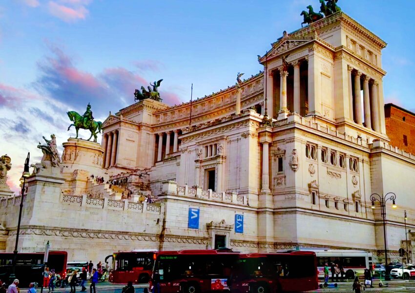 Vista del Altar de la Patria en Roma, monumento nacional en honor a Victor Manuel II y la unificación de Italia.