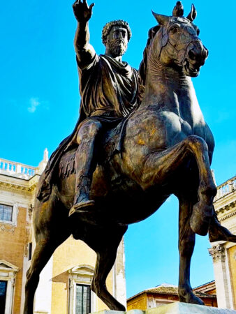 Vista de la estatua ecuestre de Marco Aurelio, se encuentra en la plaza del Campidoglio