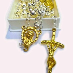 Rosario metálico plateado con crucifijo dorado y dijes de las 4 Basílicas Papales sobre caja blanca
