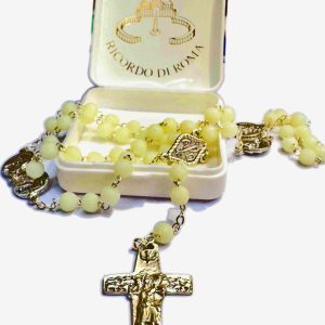 Rosario amarillo fosforescente con crucifijo dorado y dijes papales en estuche Ricordo di Roma