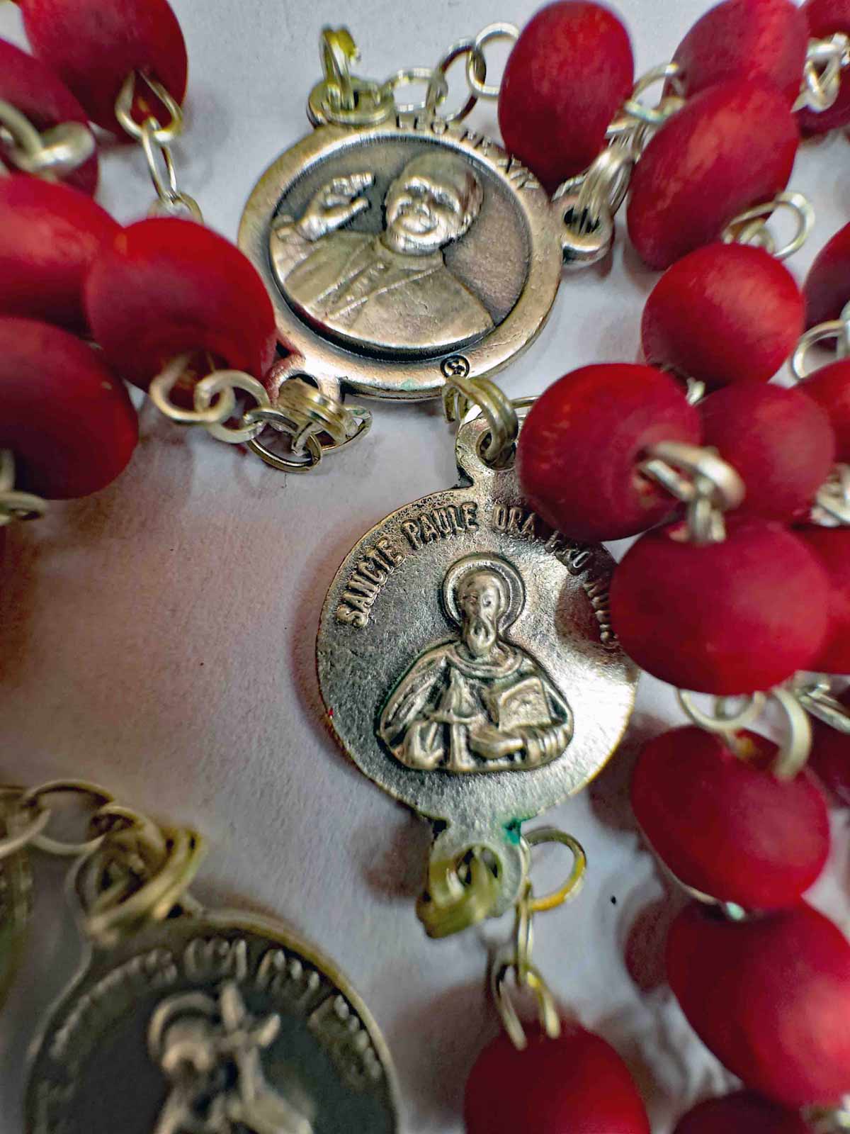 Rosario Rojo con Crucifijo 4 Basílicas Papales - Imagen 11