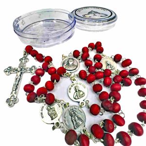 Rosario rojo con crucifijo plateado y dijes de las 4 Basílicas Papales junto a estuche transparente