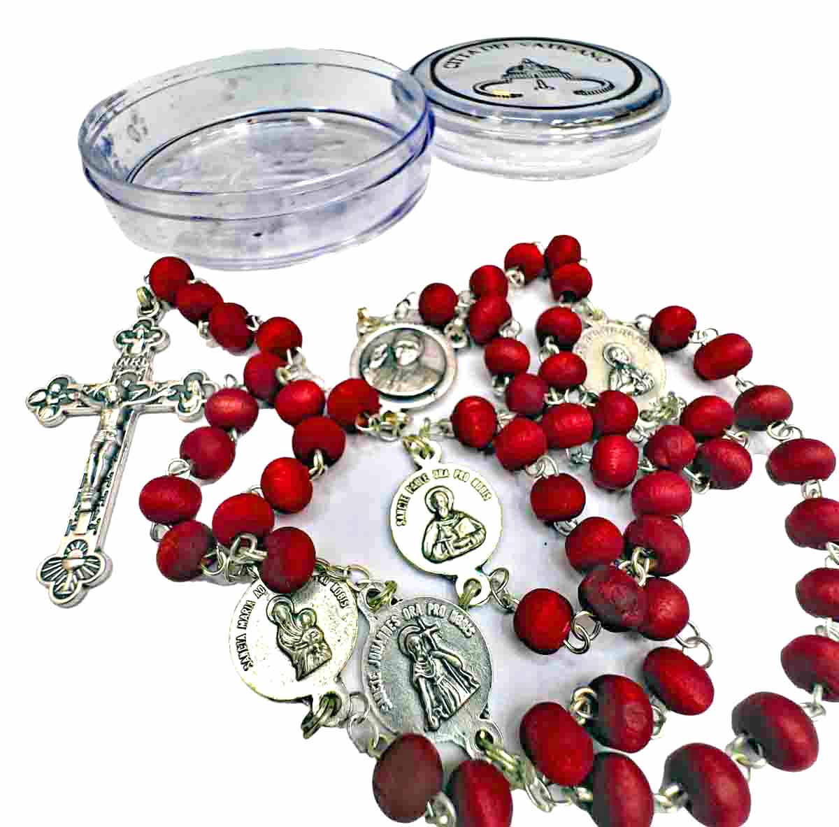 Rosario rojo con crucifijo plateado y dijes de las 4 Basílicas Papales junto a estuche transparente