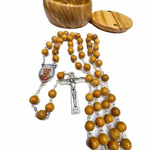 Rosario de madera con crucifijo plateado y medalla junto a estuche de madera