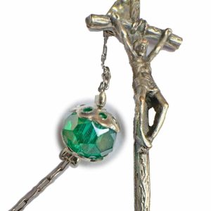 Crucifijo plateado con dije verde en cadena metálica