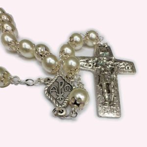 Rosario de cuentas perla con crucifijo plateado y medalla Alfa y Omega