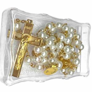 Rosario dorado con cuentas perla y crucifijo dentro de estuche transparente