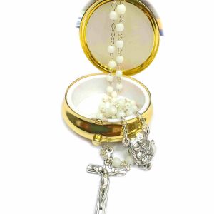 Pulsera rosario con cuentas blancas, crucifijo plateado y medalla religiosa