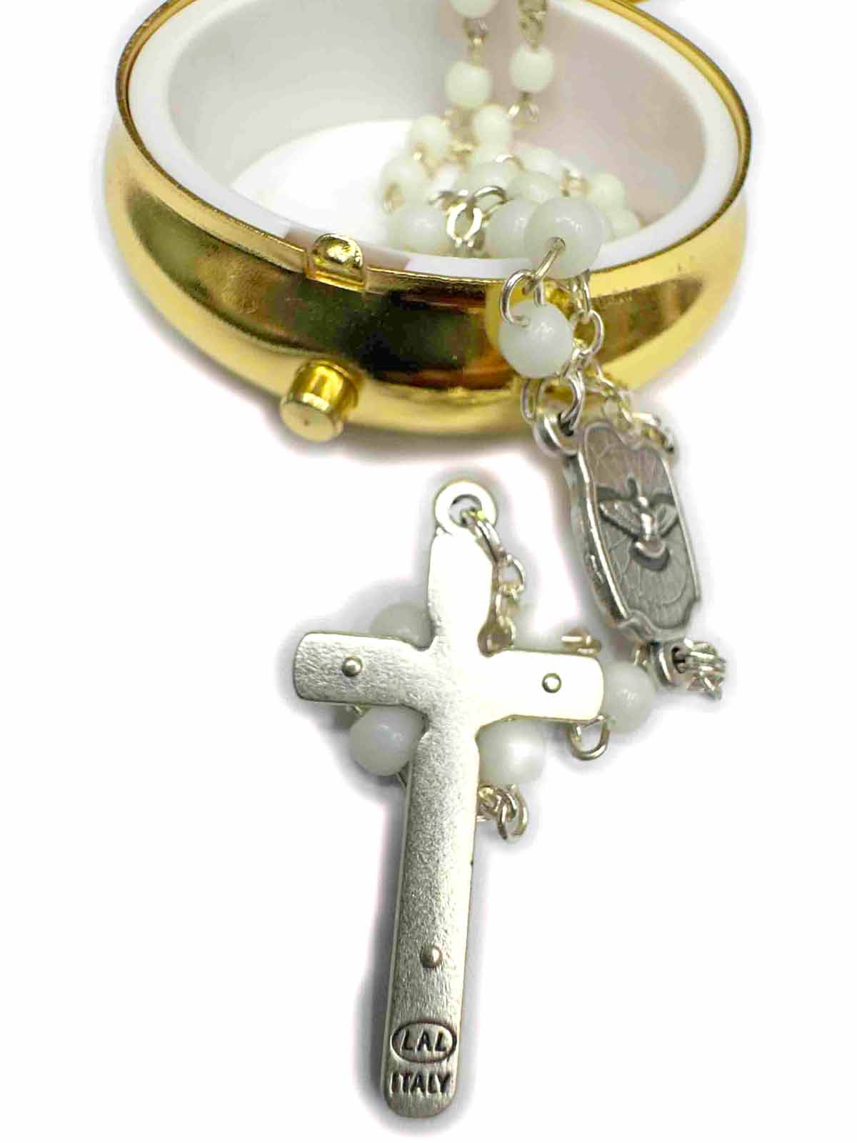 Pulsera rosario con cuentas blancas, crucifijo plateado y medalla religiosa
