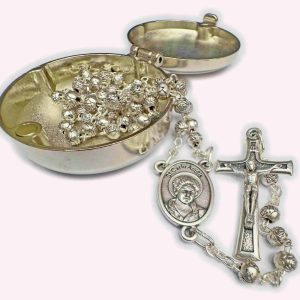 Rosario plateado con crucifijo y medalla dentro de estuche metálico