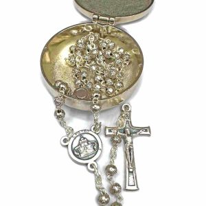 Rosario Plateado con Crucifijo y Medalla en Estuche Metálico – Devoción y Protección Católica