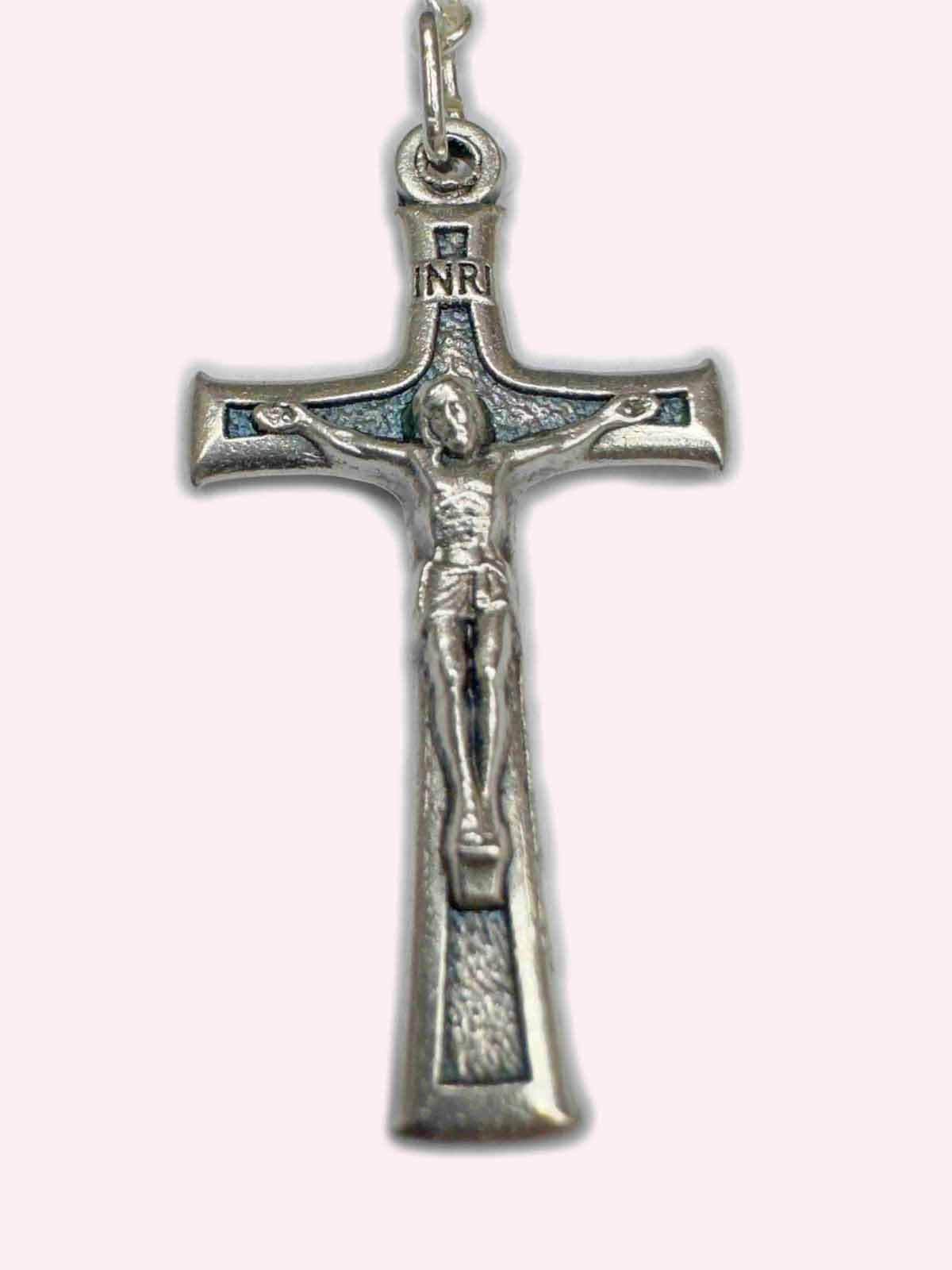Rosario Plateado con Crucifijo y Medalla en Estuche Metálico – Devoción y Protección Católica - Imagen 8