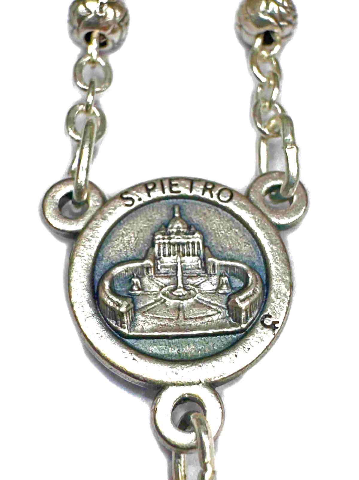 Rosario Plateado con Crucifijo y Medalla en Estuche Metálico – Devoción y Protección Católica - Imagen 6