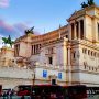 Vista del Altar de la Patria en Roma, monumento nacional en honor a Victor Manuel II y la unificación de Italia.